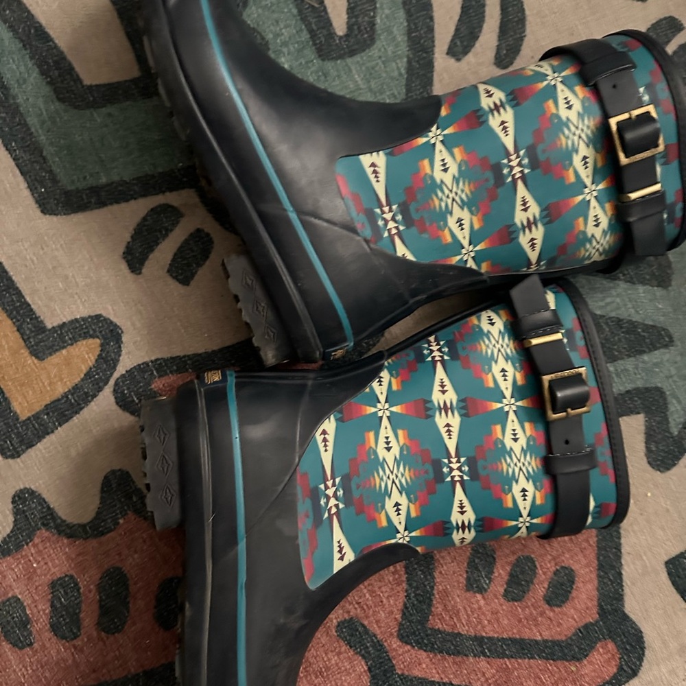 Pendleton Black And Brown Patterned Interior - image 2